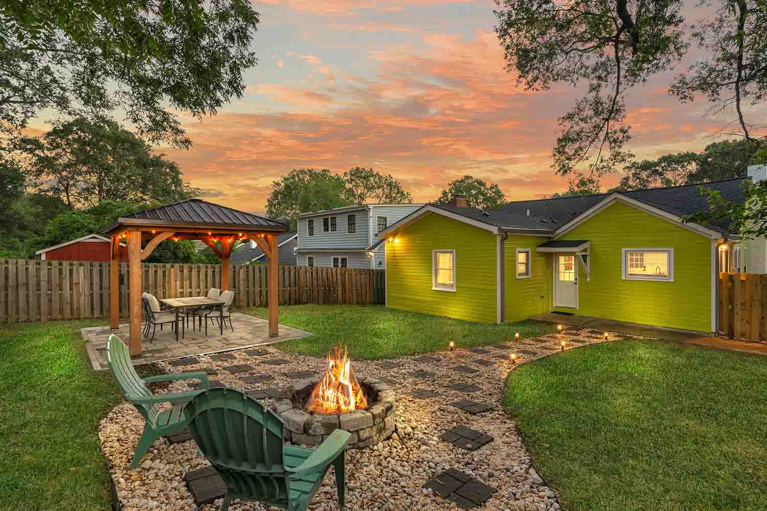 Stylish 4BR Haven: Serene Backyard and Fire Pit